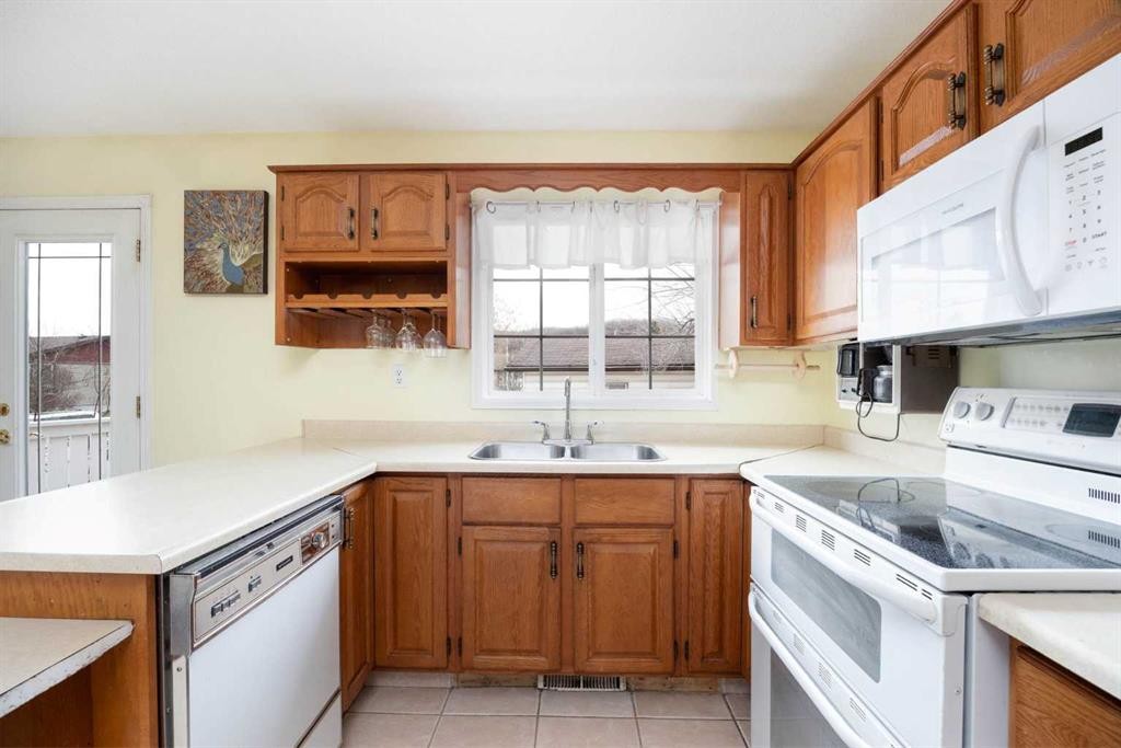 51 Fitzgerald Avenue, Fort Mcmurray, AB - Indoor Photo Showing Kitchen With Double Sink