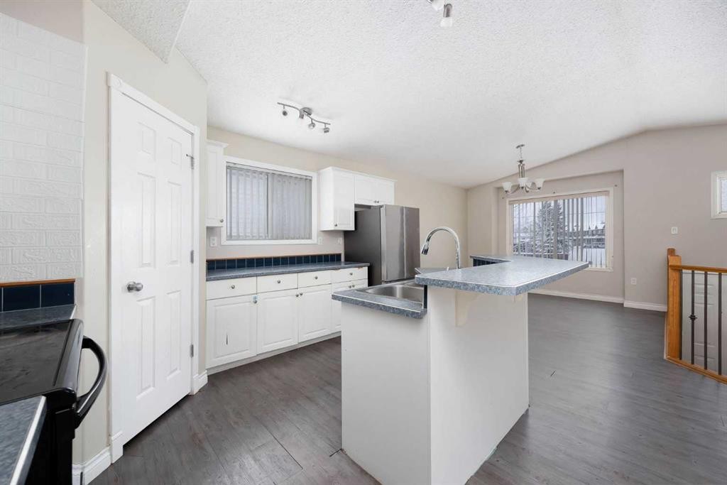 153 Leitner Gate, Fort Mcmurray, AB - Indoor Photo Showing Kitchen