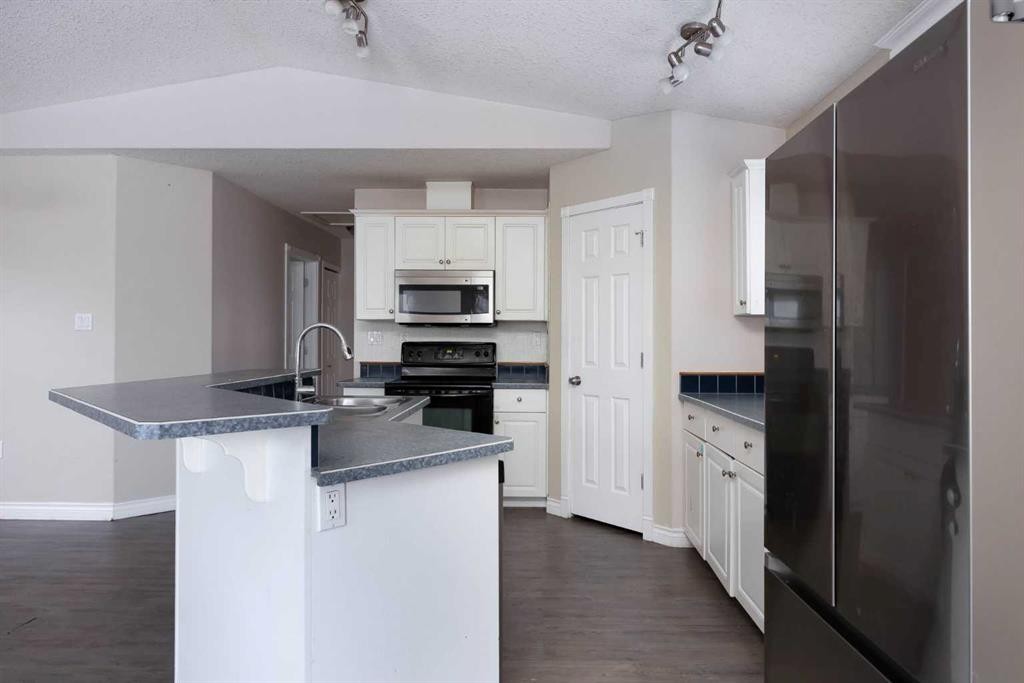 153 Leitner Gate, Fort Mcmurray, AB - Indoor Photo Showing Kitchen