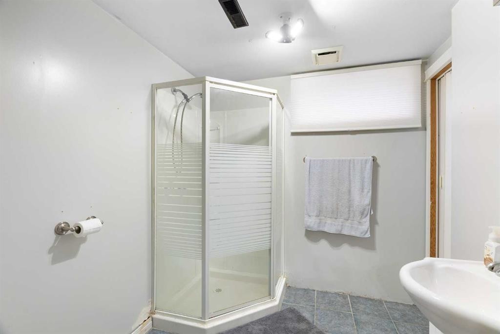 136 Beaumont Crescent, Fort Mcmurray, AB - Indoor Photo Showing Bathroom