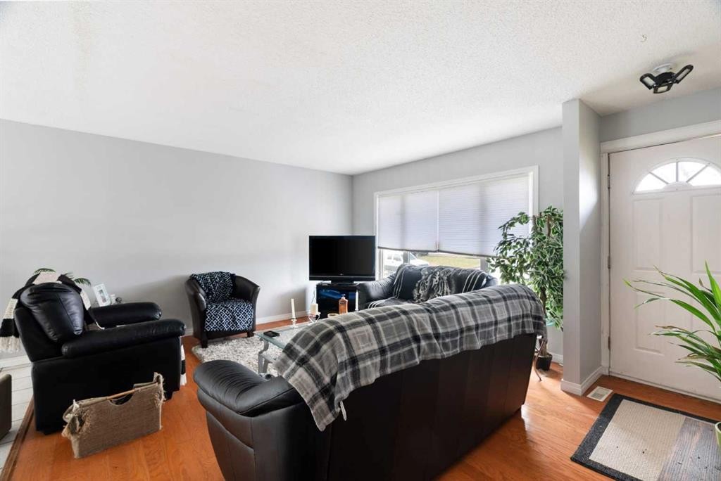 136 Beaumont Crescent, Fort Mcmurray, AB - Indoor Photo Showing Living Room