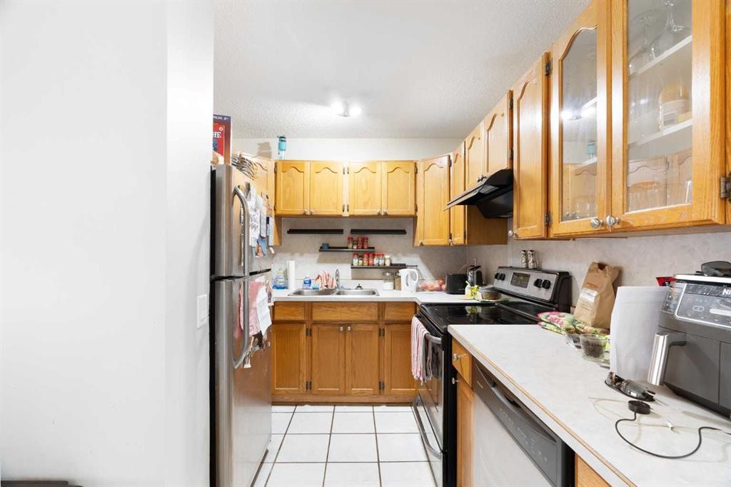 136 Beaumont Crescent, Fort Mcmurray, AB - Indoor Photo Showing Kitchen With Double Sink