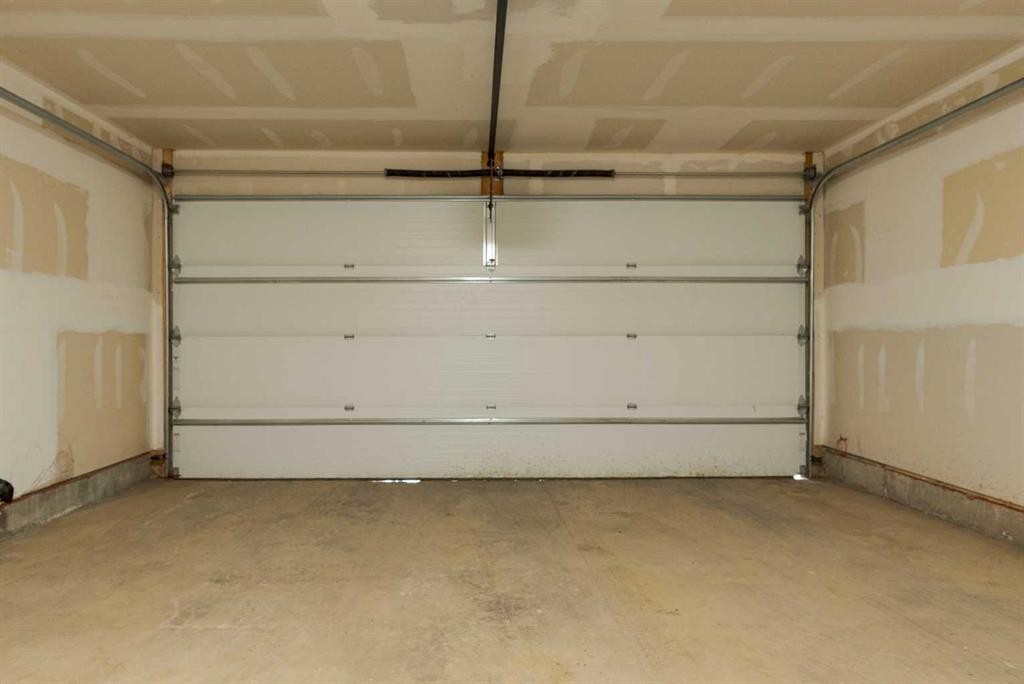 44-141 Fontaine Crescent, Fort Mcmurray, AB - Indoor Photo Showing Garage