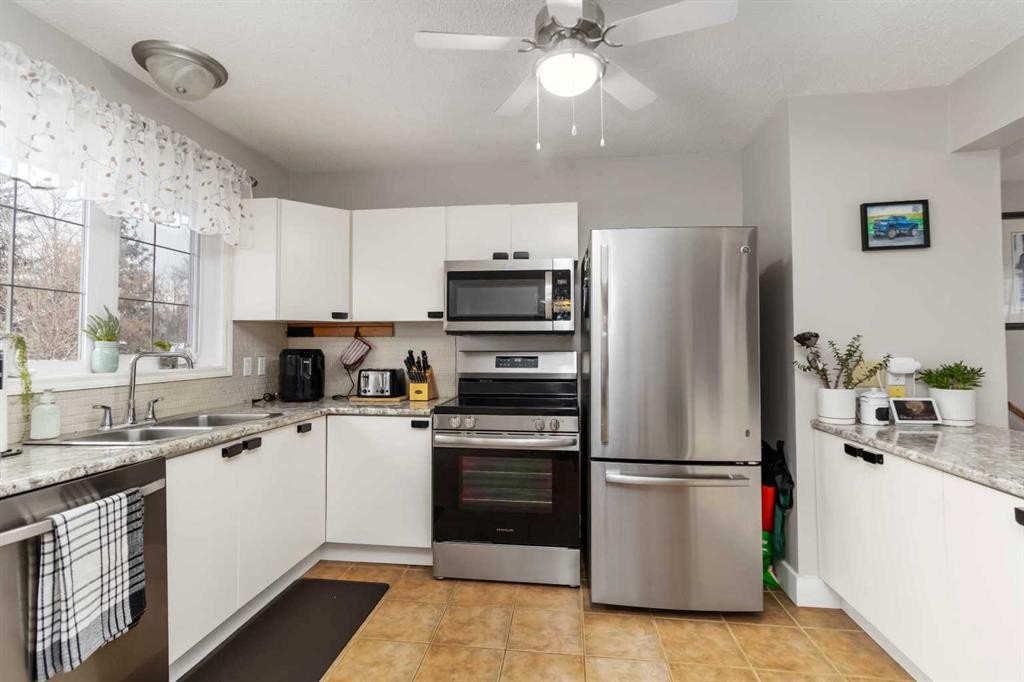 237 Cochrane Crescent, Fort Mcmurray, AB - Indoor Photo Showing Kitchen With Double Sink