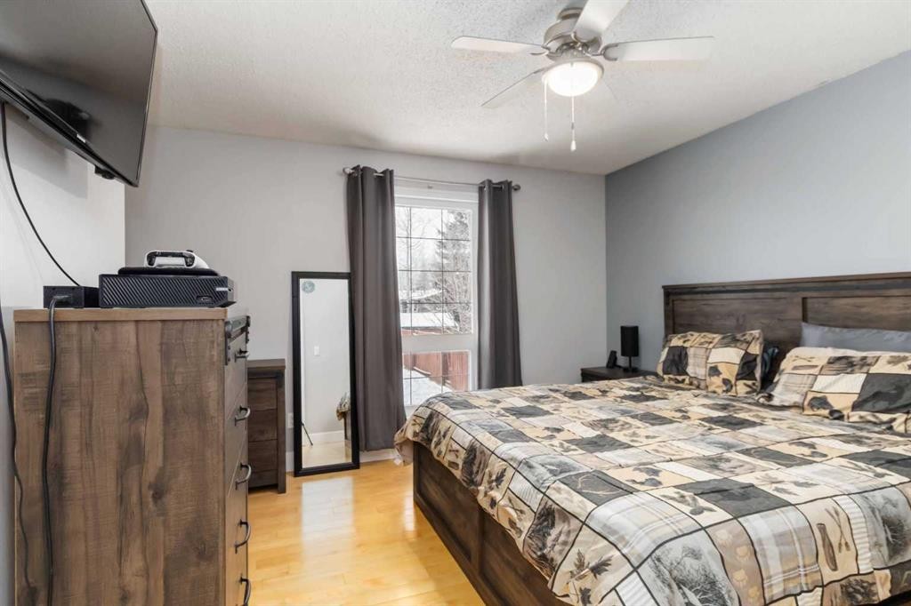 237 Cochrane Crescent, Fort Mcmurray, AB - Indoor Photo Showing Bedroom