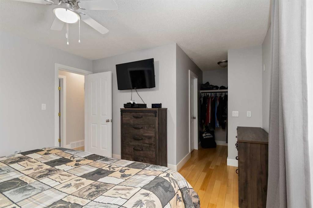 237 Cochrane Crescent, Fort Mcmurray, AB - Indoor Photo Showing Bedroom