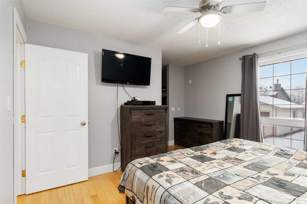 237 Cochrane Crescent, Fort Mcmurray, AB - Indoor Photo Showing Bedroom