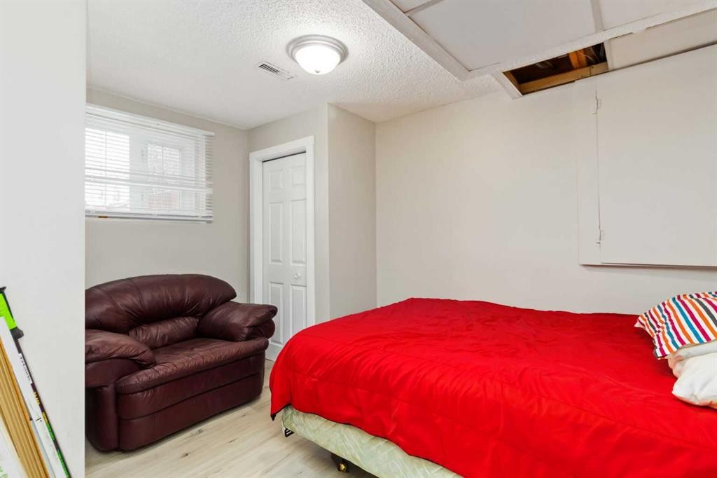 237 Cochrane Crescent, Fort Mcmurray, AB - Indoor Photo Showing Bedroom
