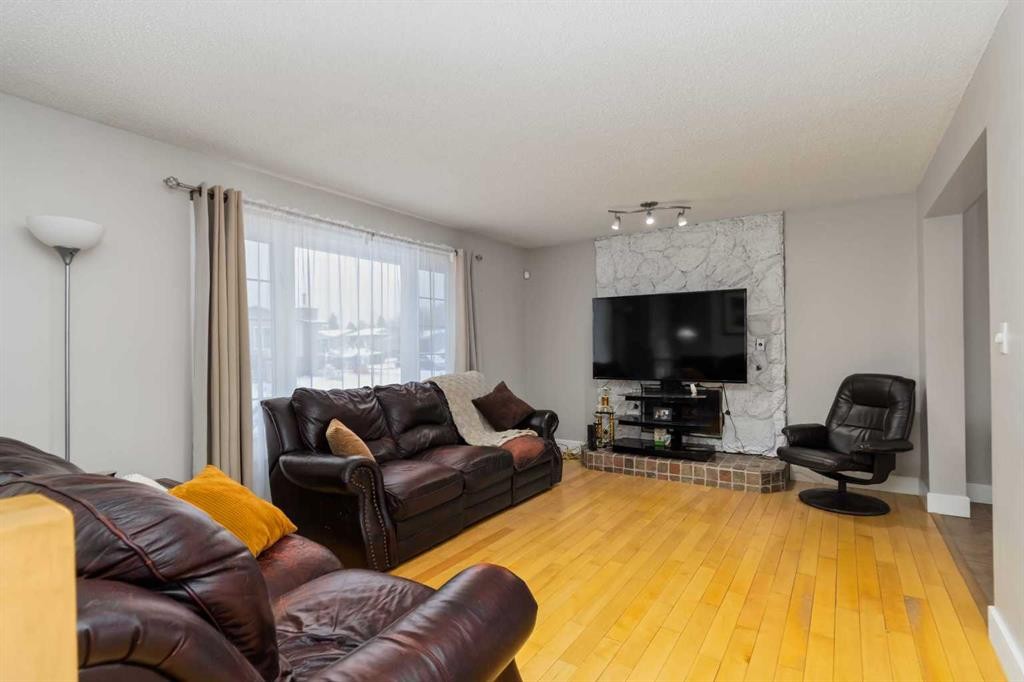 237 Cochrane Crescent, Fort Mcmurray, AB - Indoor Photo Showing Living Room