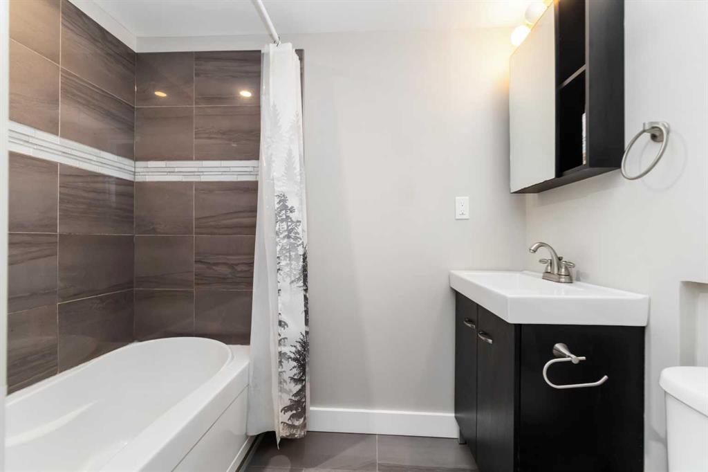 237 Cochrane Crescent, Fort Mcmurray, AB - Indoor Photo Showing Bathroom