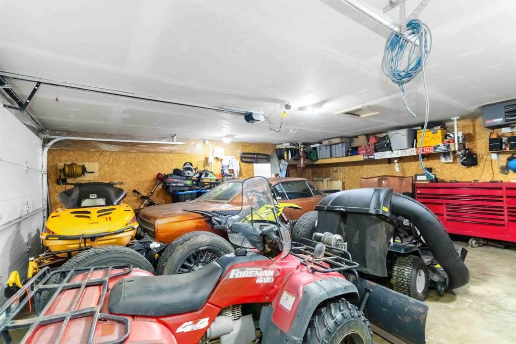 237 Cochrane Crescent, Fort Mcmurray, AB - Indoor Photo Showing Garage