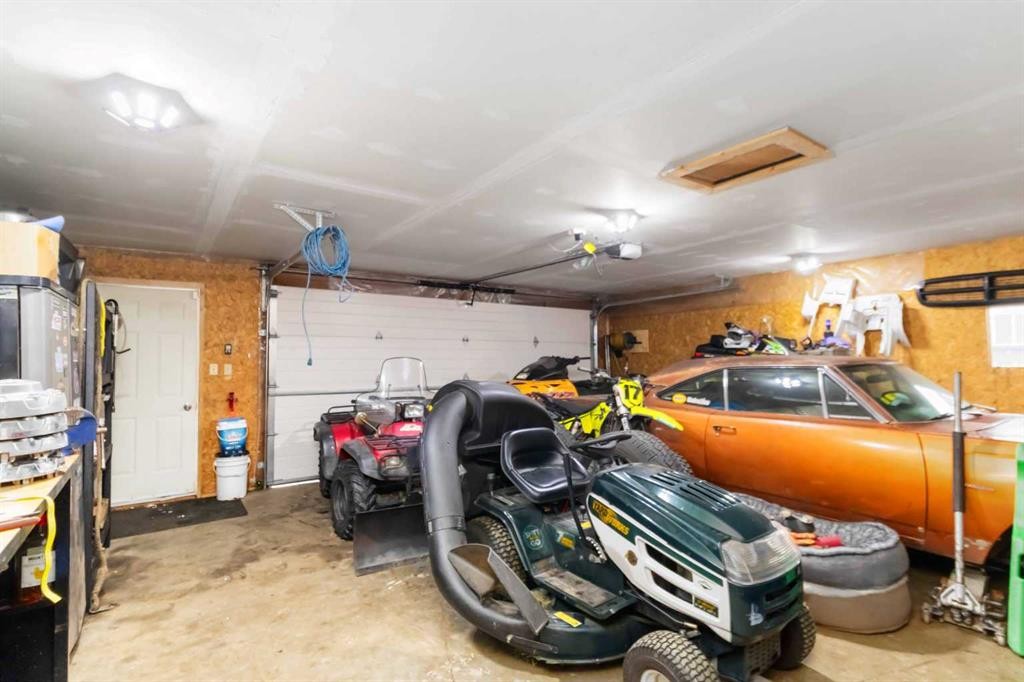 237 Cochrane Crescent, Fort Mcmurray, AB - Indoor Photo Showing Garage