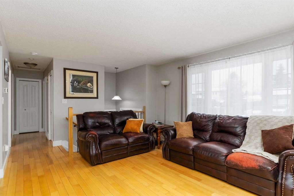 237 Cochrane Crescent, Fort Mcmurray, AB - Indoor Photo Showing Living Room