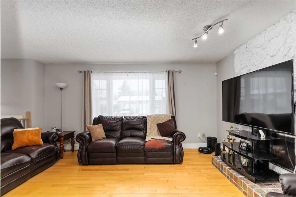 237 Cochrane Crescent, Fort Mcmurray, AB - Indoor Photo Showing Living Room