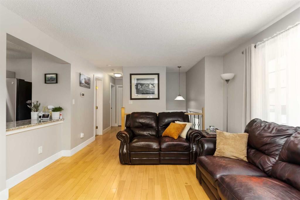 237 Cochrane Crescent, Fort Mcmurray, AB - Indoor Photo Showing Living Room