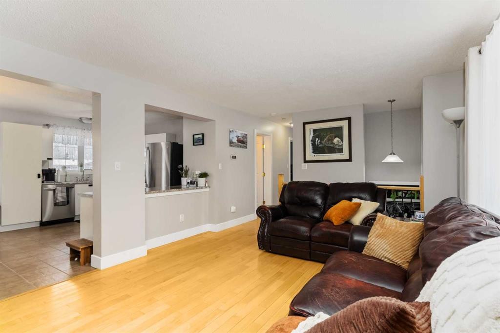 237 Cochrane Crescent, Fort Mcmurray, AB - Indoor Photo Showing Living Room