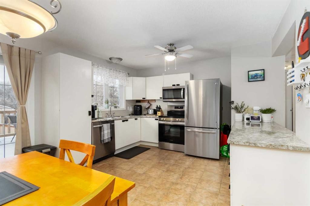 237 Cochrane Crescent, Fort Mcmurray, AB - Indoor Photo Showing Kitchen