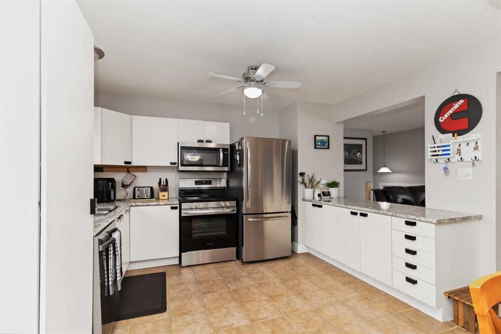 237 Cochrane Crescent, Fort Mcmurray, AB - Indoor Photo Showing Kitchen