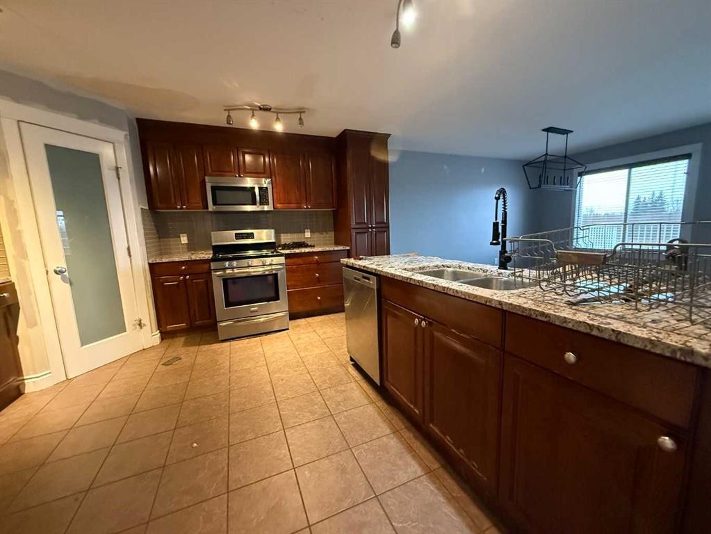 209 Walnut Crescent, Fort Mcmurray, AB - Indoor Photo Showing Kitchen With Double Sink