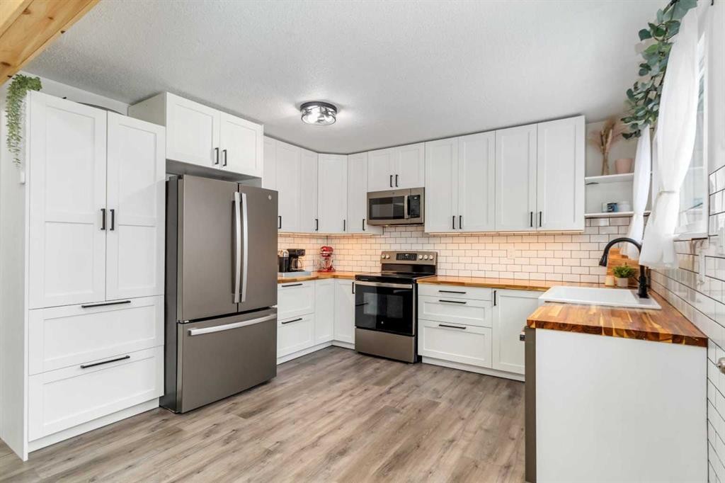 247 Cornwall Drive, Fort Mcmurray, AB - Indoor Photo Showing Kitchen