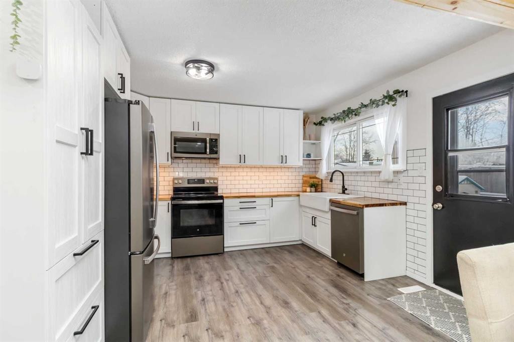 247 Cornwall Drive, Fort Mcmurray, AB - Indoor Photo Showing Kitchen
