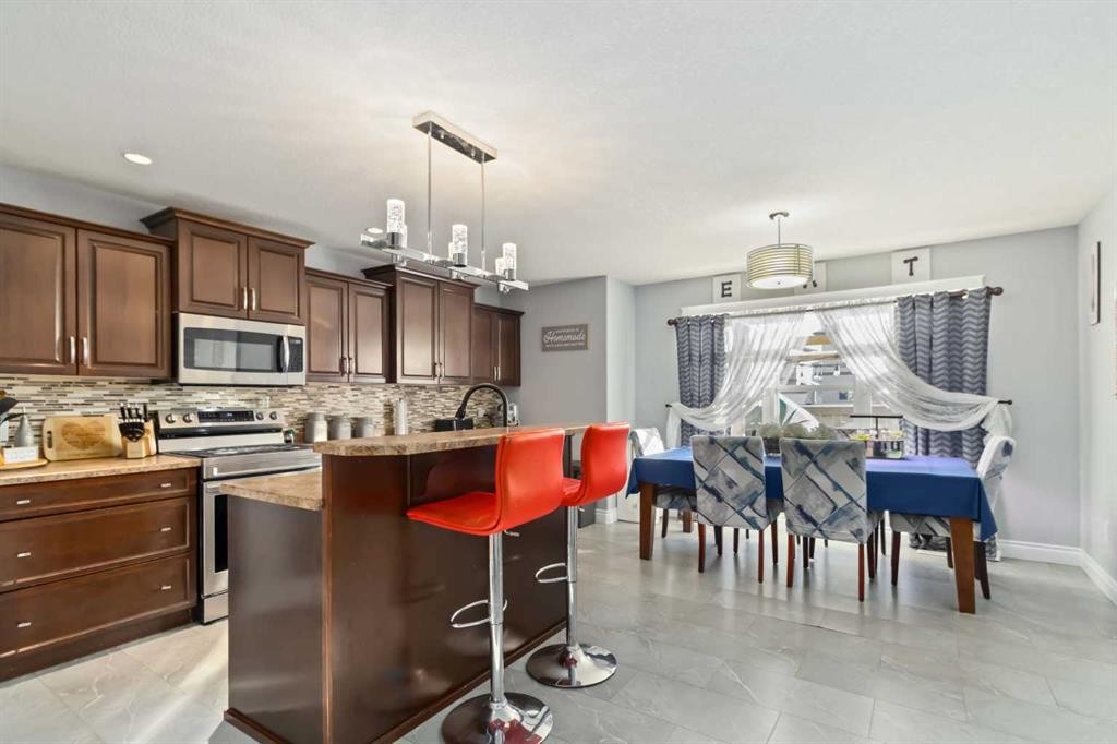 182 Crabapple Way, Fort Mcmurray, AB - Indoor Photo Showing Kitchen With Upgraded Kitchen