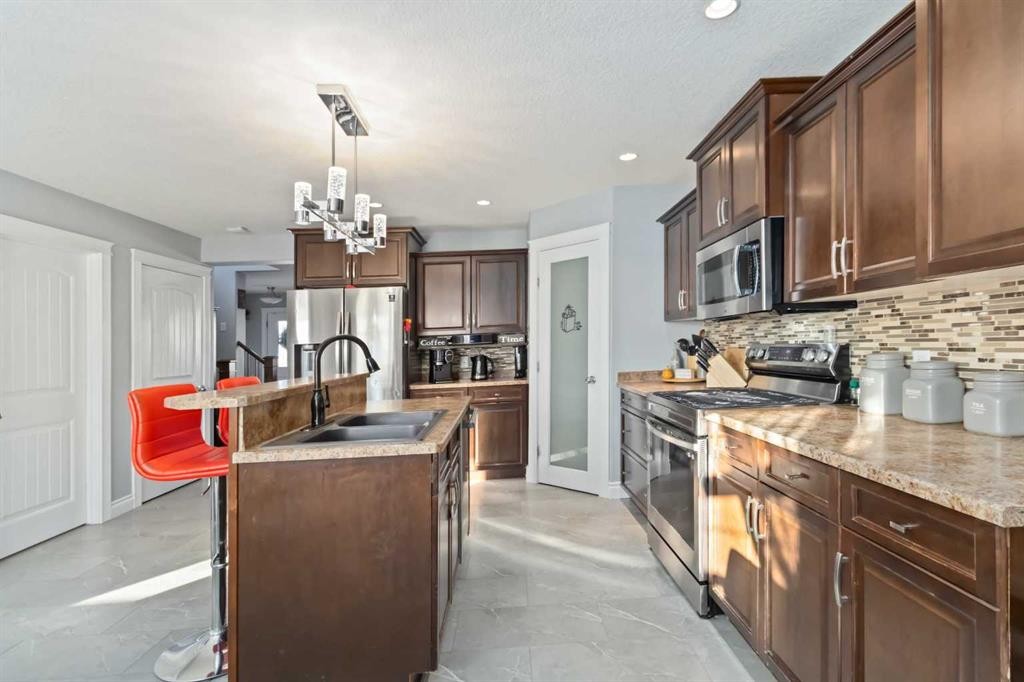182 Crabapple Way, Fort Mcmurray, AB - Indoor Photo Showing Kitchen With Double Sink With Upgraded Kitchen