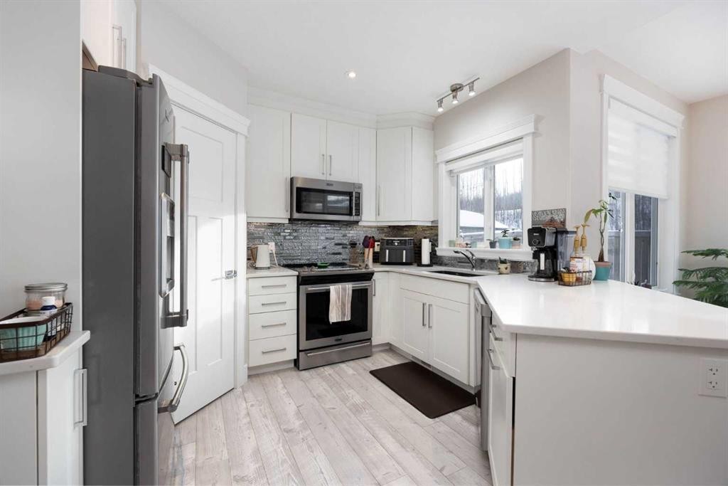 141 Pearson Drive, Fort Mcmurray, AB - Indoor Photo Showing Kitchen With Stainless Steel Kitchen With Upgraded Kitchen