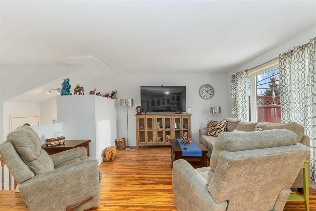 202 Bird Crescent, Fort Mcmurray, AB - Indoor Photo Showing Living Room
