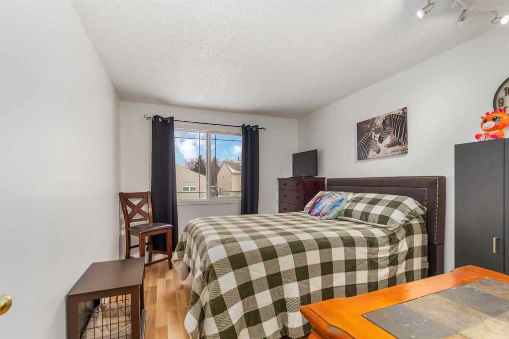 202 Bird Crescent, Fort Mcmurray, AB - Indoor Photo Showing Bedroom