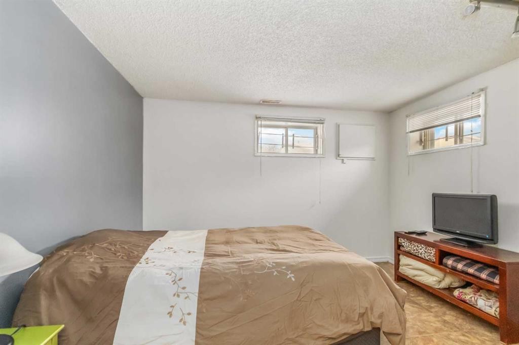 202 Bird Crescent, Fort Mcmurray, AB - Indoor Photo Showing Bedroom