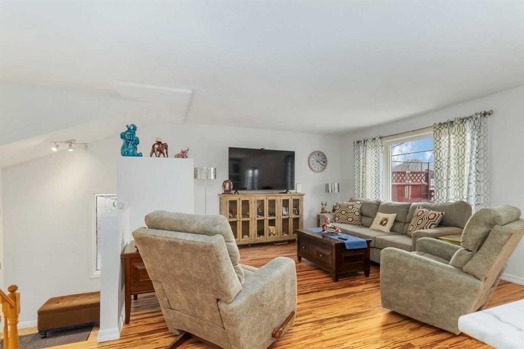202 Bird Crescent, Fort Mcmurray, AB - Indoor Photo Showing Living Room
