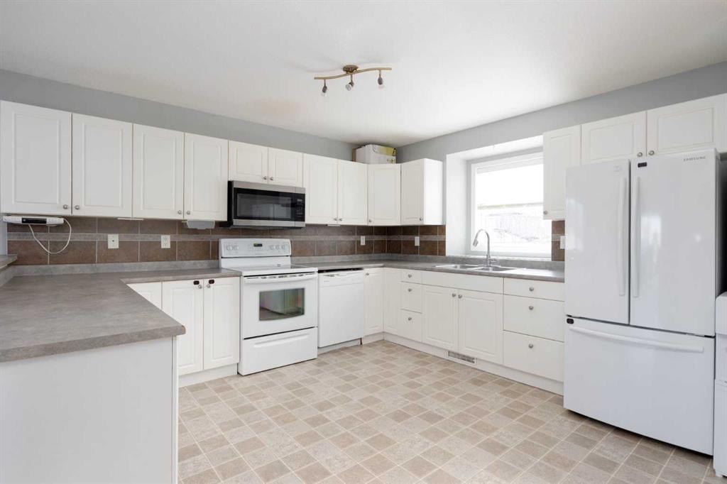 128 Parry Crescent, Fort Mcmurray, AB - Indoor Photo Showing Kitchen
