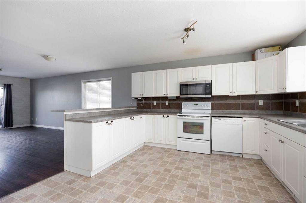 128 Parry Crescent, Fort Mcmurray, AB - Indoor Photo Showing Kitchen