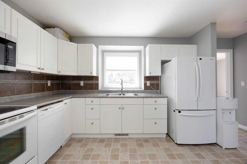 128 Parry Crescent, Fort Mcmurray, AB - Indoor Photo Showing Kitchen With Double Sink