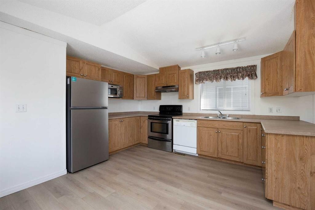 465 Harpe Way, Fort Mcmurray, AB - Indoor Photo Showing Kitchen With Double Sink