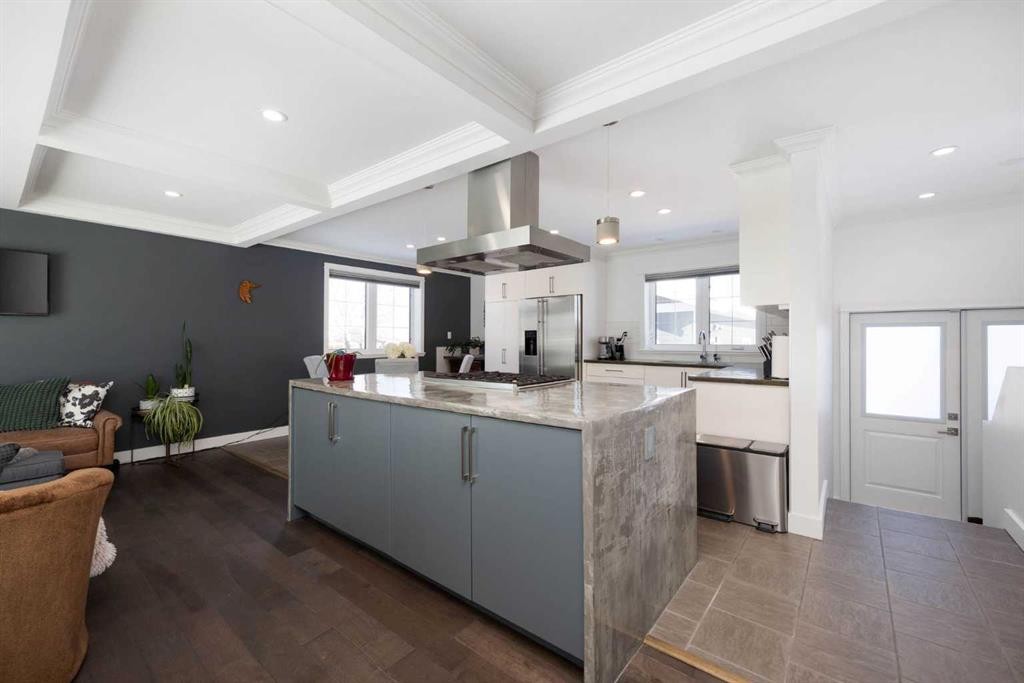 208 Silica Place, Fort Mcmurray, AB - Indoor Photo Showing Kitchen With Upgraded Kitchen