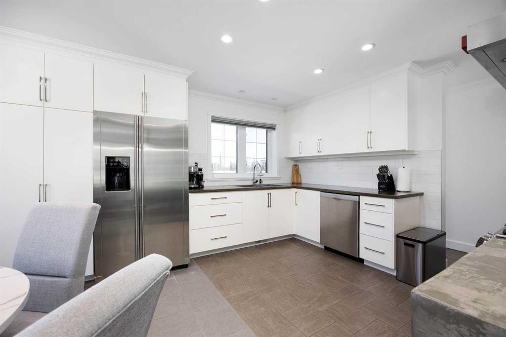 208 Silica Place, Fort Mcmurray, AB - Indoor Photo Showing Kitchen