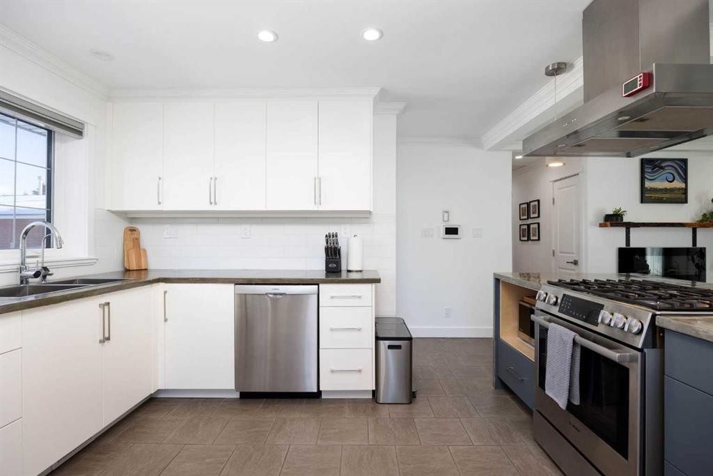 208 Silica Place, Fort Mcmurray, AB - Indoor Photo Showing Kitchen With Double Sink