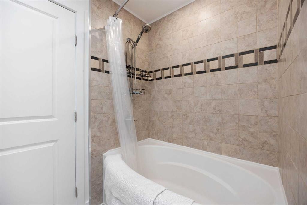 208 Silica Place, Fort Mcmurray, AB - Indoor Photo Showing Bathroom
