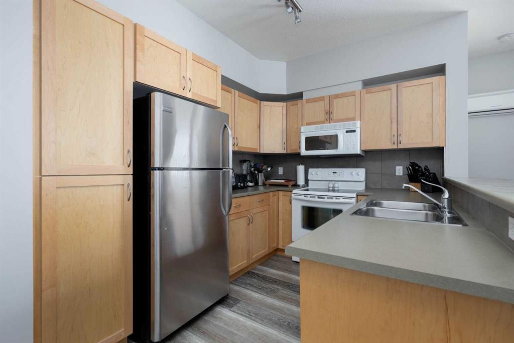 407-100 Denholm Gate, Fort Mcmurray, AB - Indoor Photo Showing Kitchen With Double Sink