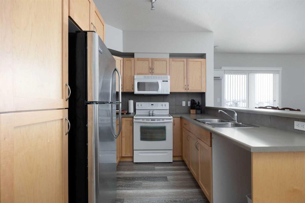 407-100 Denholm Gate, Fort Mcmurray, AB - Indoor Photo Showing Kitchen With Double Sink