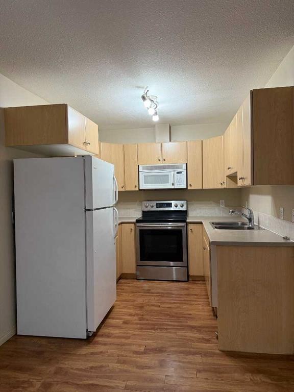 1410-200 Lougheed Drive, Fort Mcmurray, AB - Indoor Photo Showing Kitchen With Double Sink