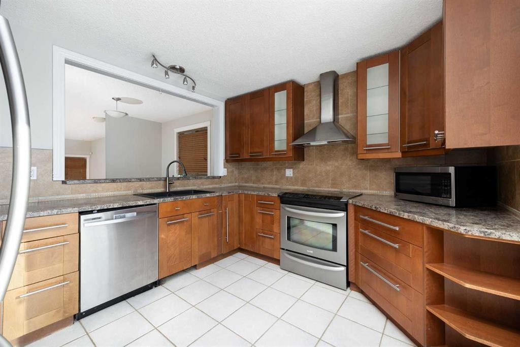 189 Farrell Crescent, Fort Mcmurray, AB - Indoor Photo Showing Kitchen