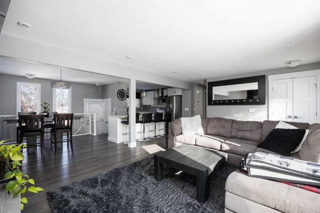 157 Beaumont Crescent, Fort Mcmurray, AB - Indoor Photo Showing Living Room