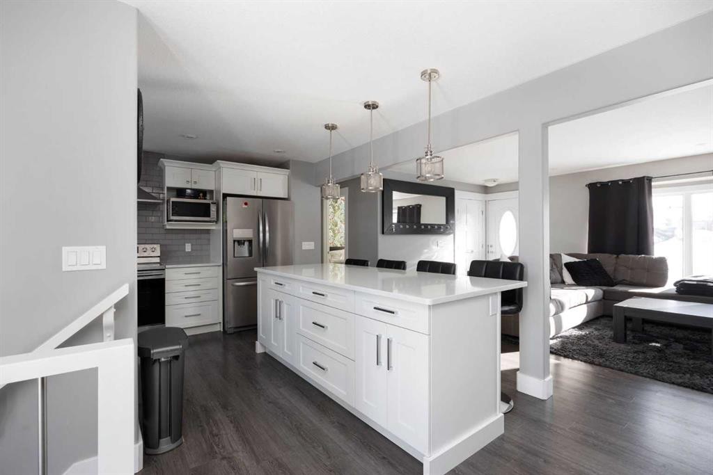 157 Beaumont Crescent, Fort Mcmurray, AB - Indoor Photo Showing Kitchen With Upgraded Kitchen