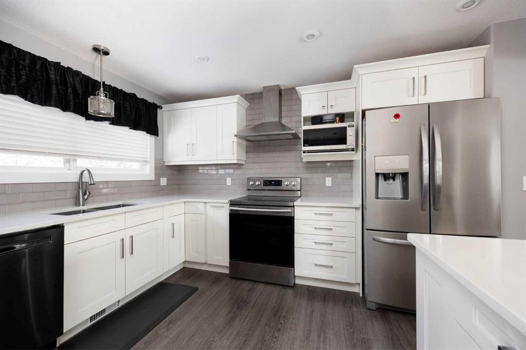 157 Beaumont Crescent, Fort Mcmurray, AB - Indoor Photo Showing Kitchen With Double Sink With Upgraded Kitchen