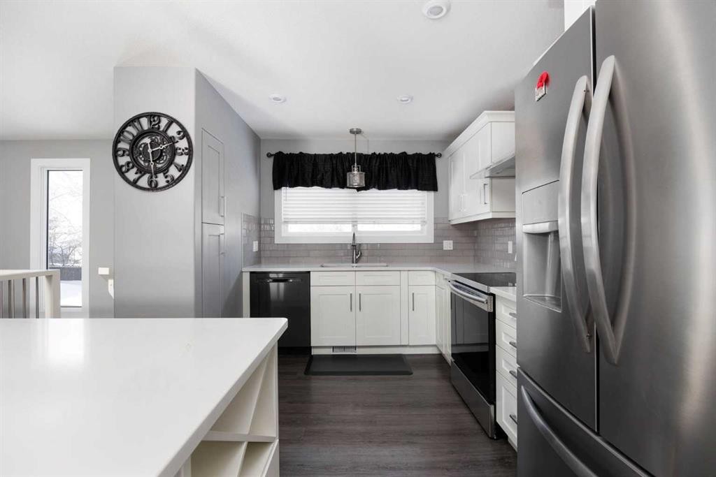 157 Beaumont Crescent, Fort Mcmurray, AB - Indoor Photo Showing Kitchen With Upgraded Kitchen