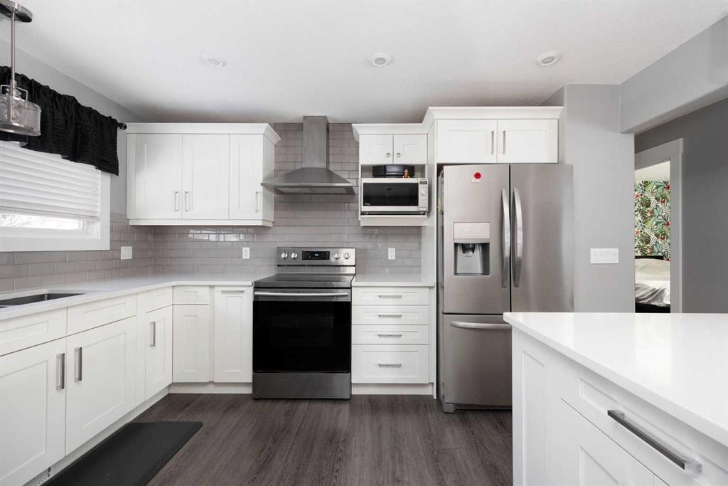 157 Beaumont Crescent, Fort Mcmurray, AB - Indoor Photo Showing Kitchen With Upgraded Kitchen