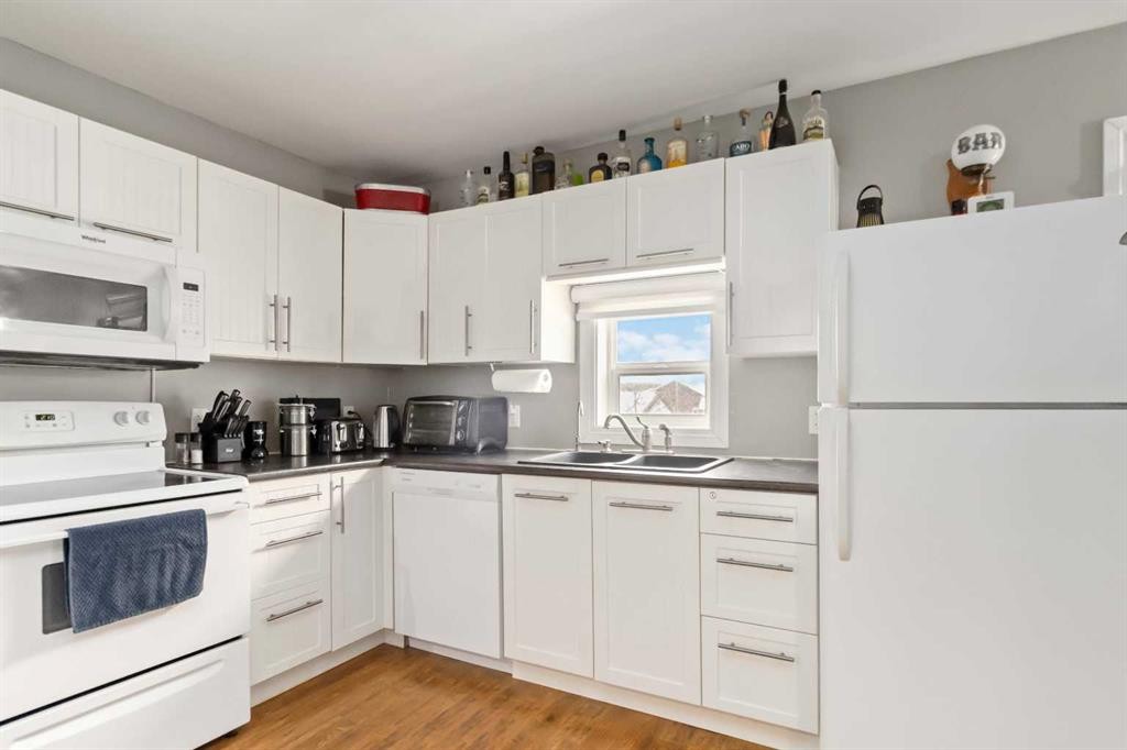 54 Poplar Crescent, Gregoire Lake Estates, AB - Indoor Photo Showing Kitchen